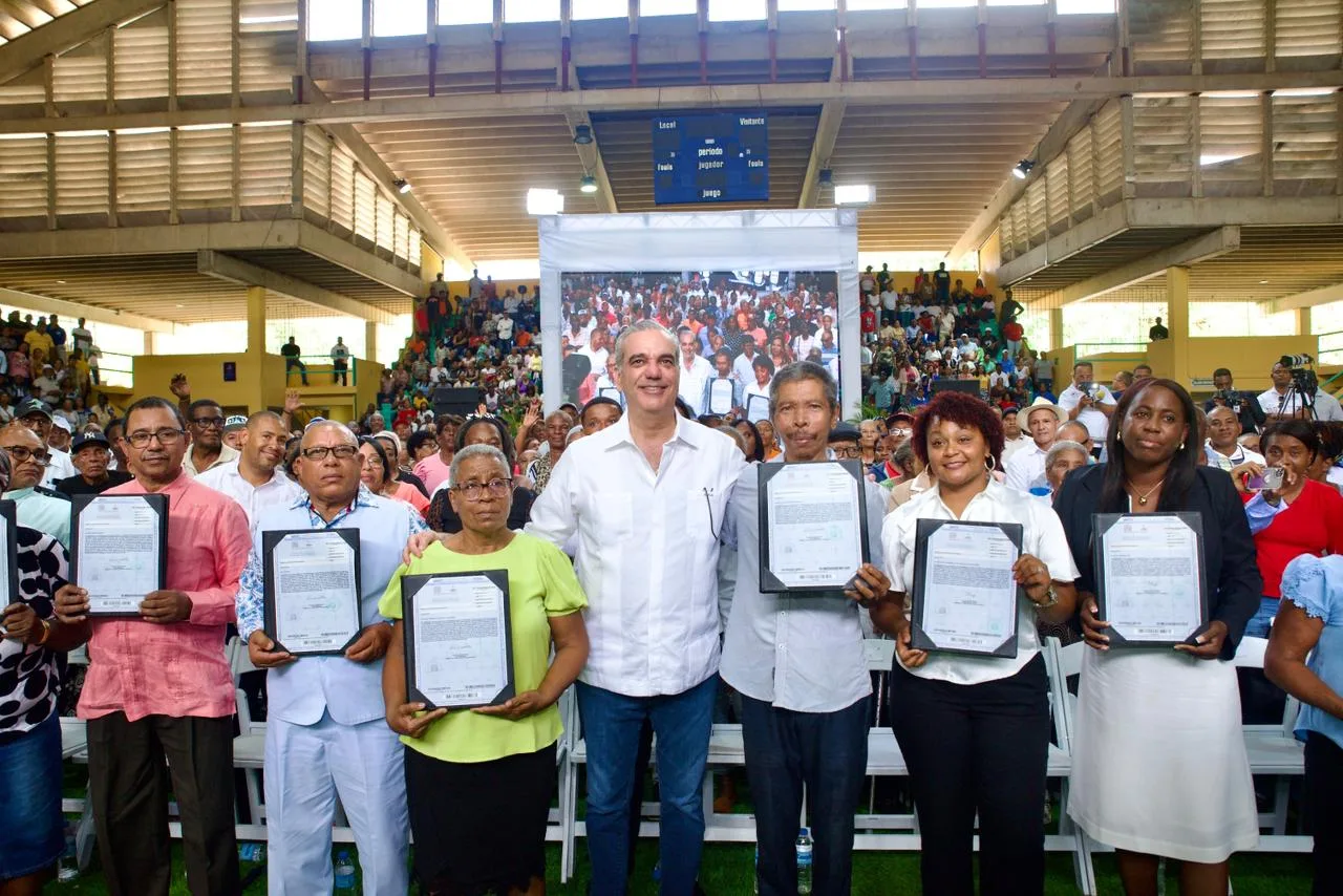 Presidente Abinader entrega 2,315 certificados de títulos de propiedad para beneficio de unas 10,000 personas en San Pedro de Macorís