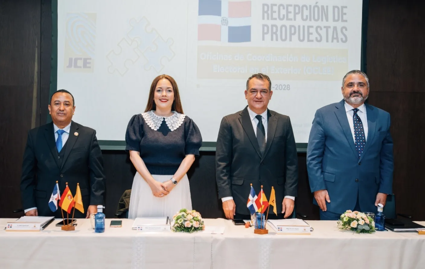 Comisión de la JCE recibe propuestas de aspirantes a miembros de las OCLEE en Europa