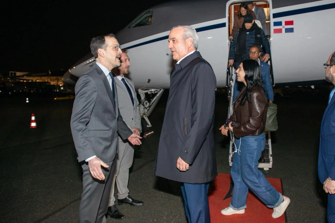 Presidente Abinader llega a París donde se reunirá con su homólogo Emmanuel Macron y participará en Foro Global Anticorrupción e Integridad