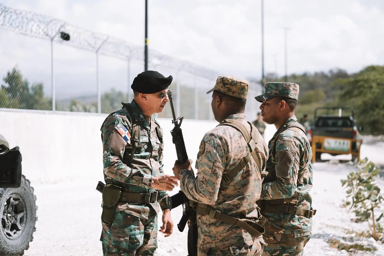 Comandante del Ejército recorre frontera sur; visita destacamentos y puestos fronterizos en provincias Pedernales e Independencia