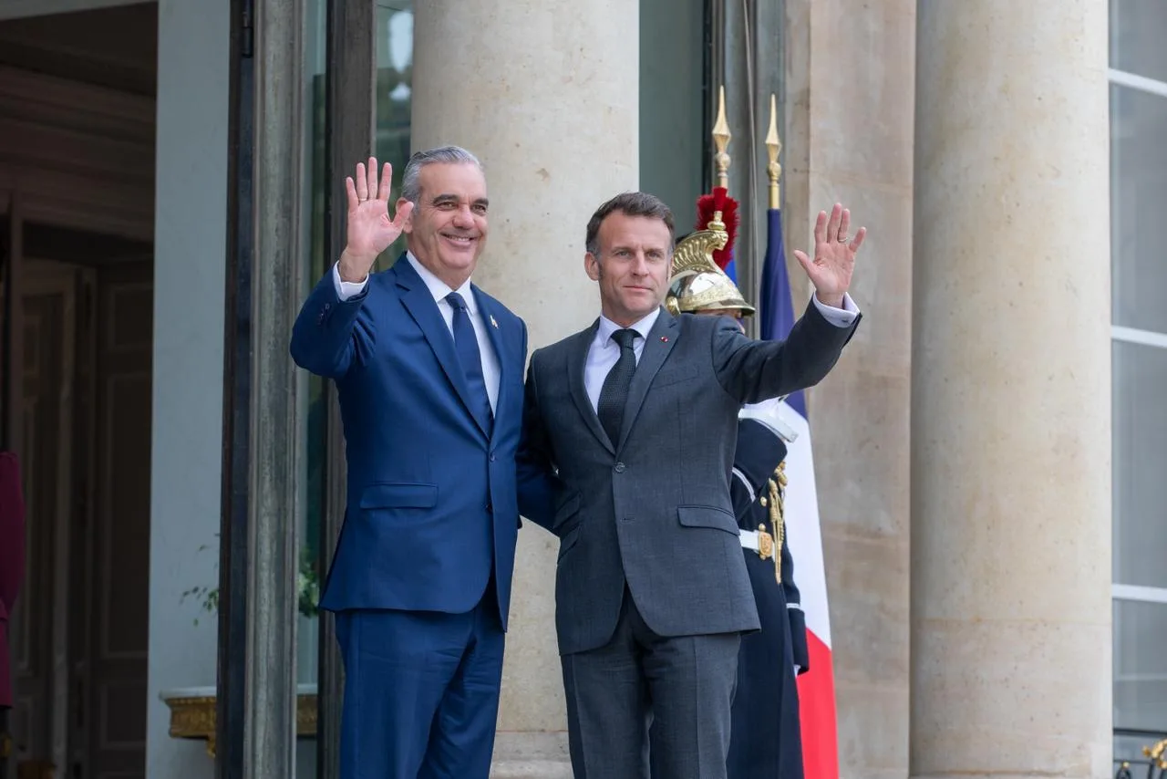 Presidente Abinader se reúne con su homólogo Emmanuel Macron quien ratifica apoyo al sistema integrado de transporte en RD
