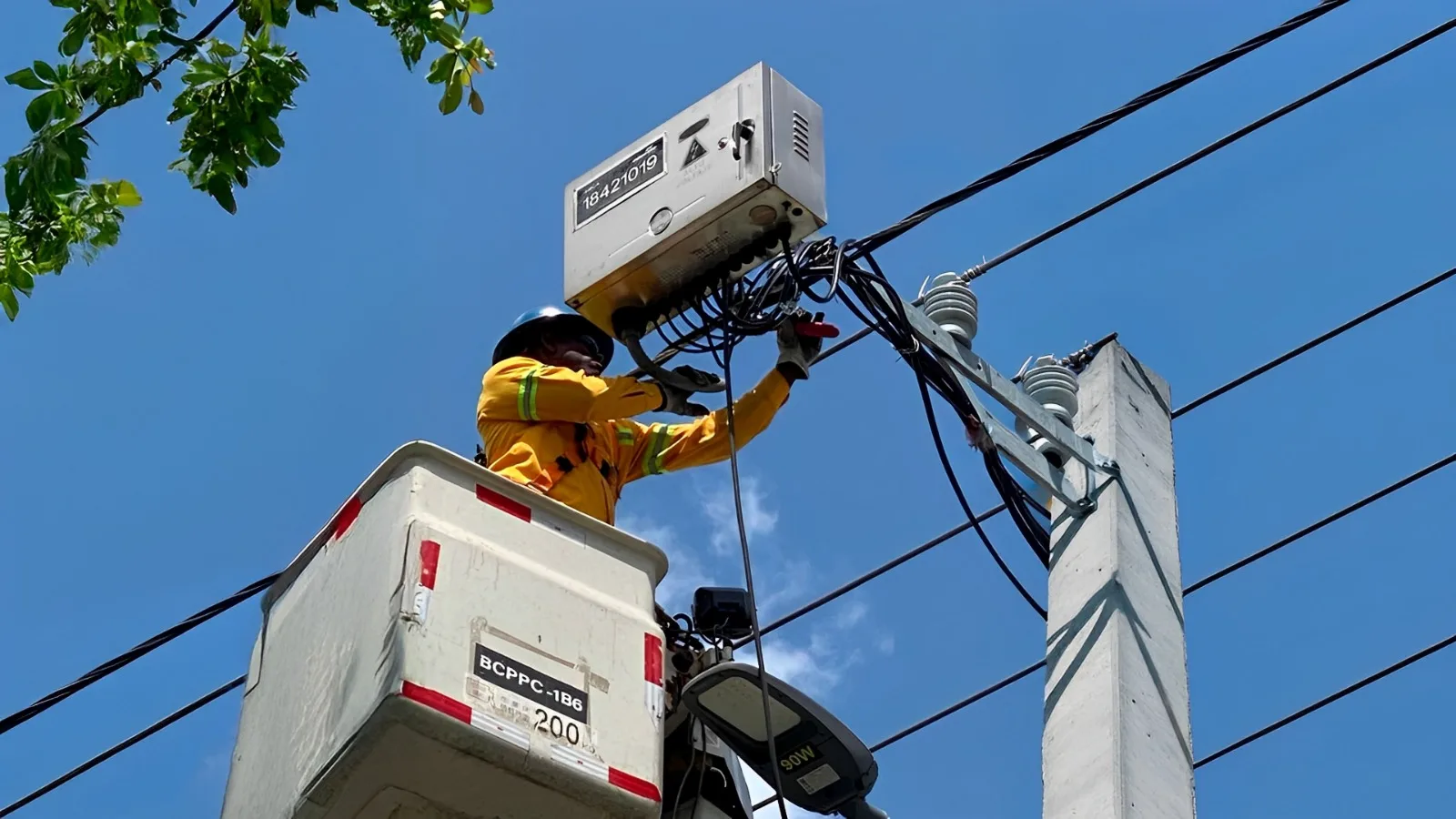 EDEESTE fortalece la gestión del servicio eléctrico con el Sistema de Medición Concentrada en Altura (SMCA)