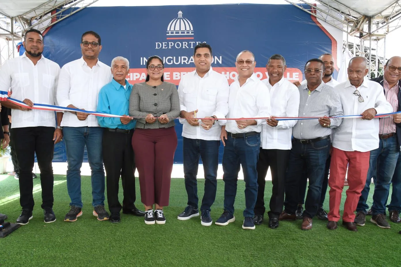 Ministro Kelvin Cruz entrega reconstruido play de Hondo Valle, Elías Piña