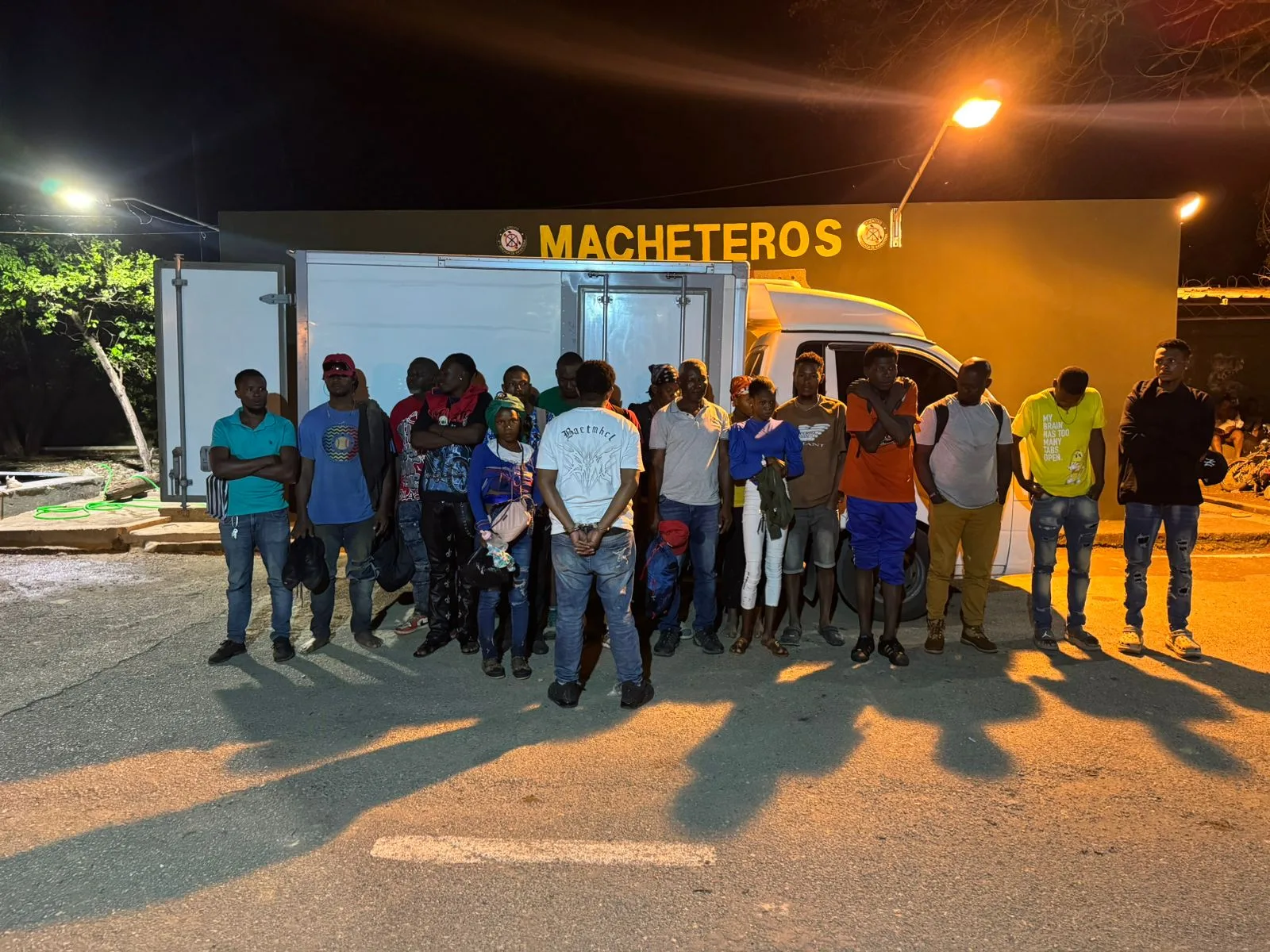 Ejército detiene conductor de camión por transportar haitianos indocumentados en Mao, Valverde