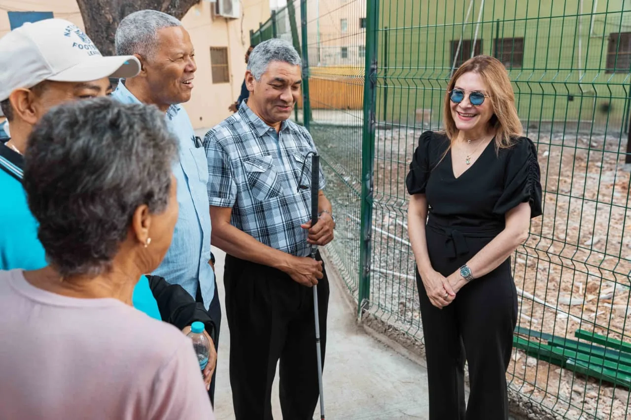 Carolina Mejía supervisa trabajos realizados en el parque V Centenario y su entorno en Villa Juana