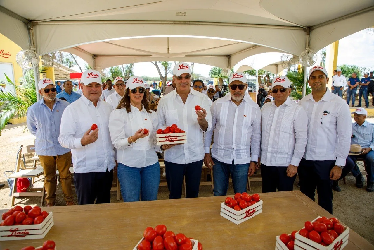 Presidente Abinader visita finca de Productos Linda y destaca la mecanización como clave del presente y futuro de la agricultura dominicana