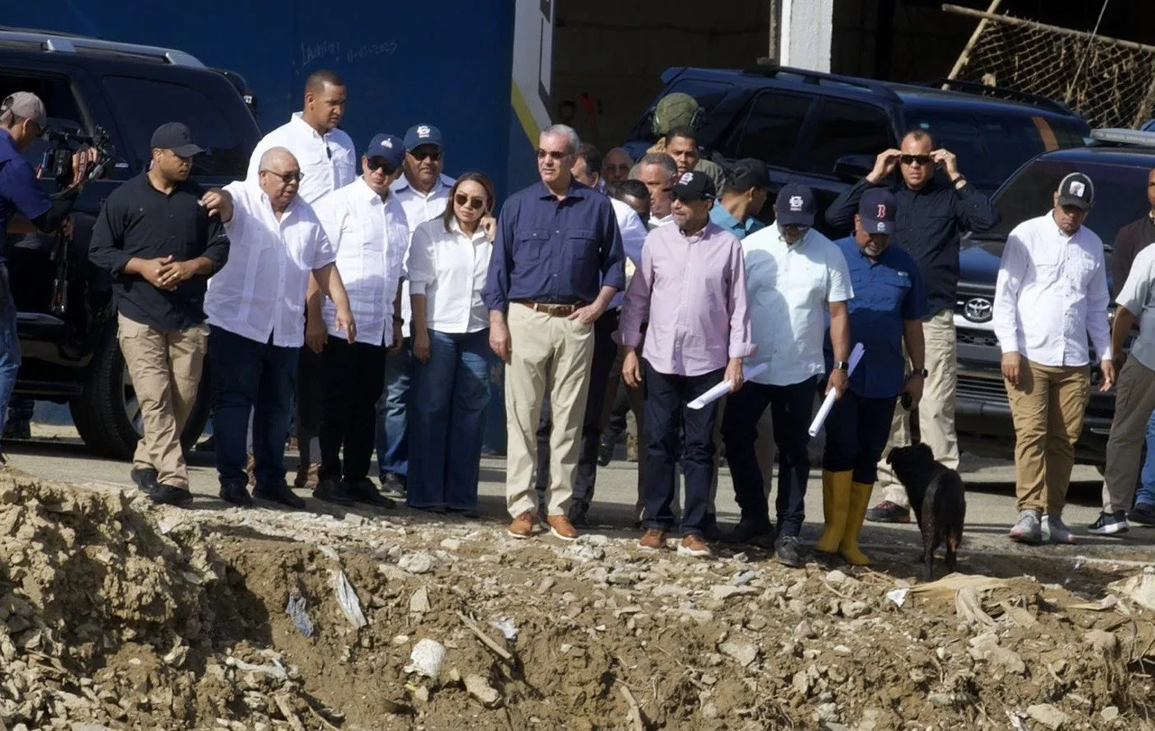 Presidente Abinader visita zonas impactadas por inundaciones en Gaspar Hernández y ordena intervención integral y compensaciones para afectados