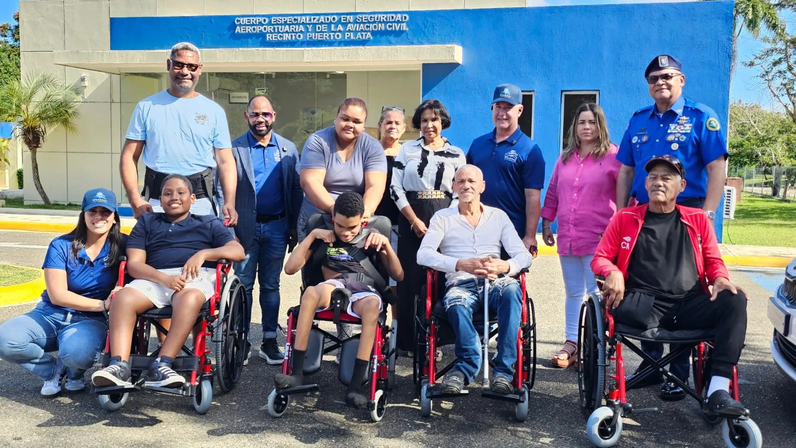 Fundaciones Wheelchair y Cruz Jiminián entregan sillas de rueda en Puerto Plata y Santiago