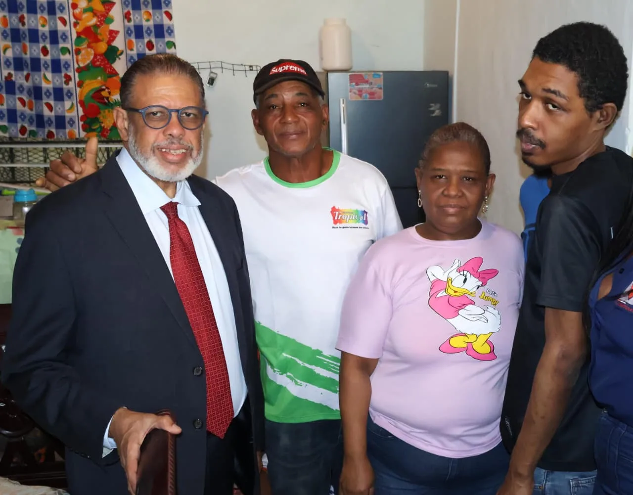 Desarrollo de la Comunidad entrega casa remozada con enseres a familia con hijos con discapacidad