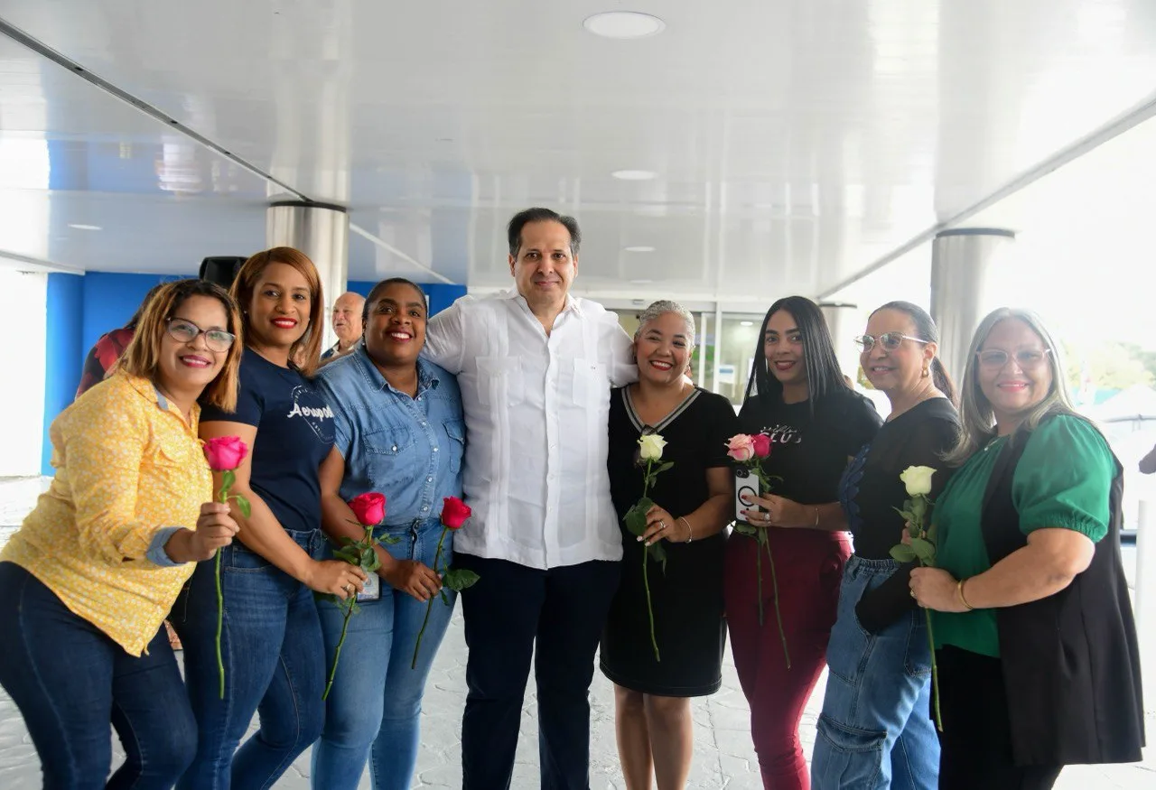 Víctor Atallah destaca el rol fundamental de la mujer en el sector salud y el desarrollo del país
