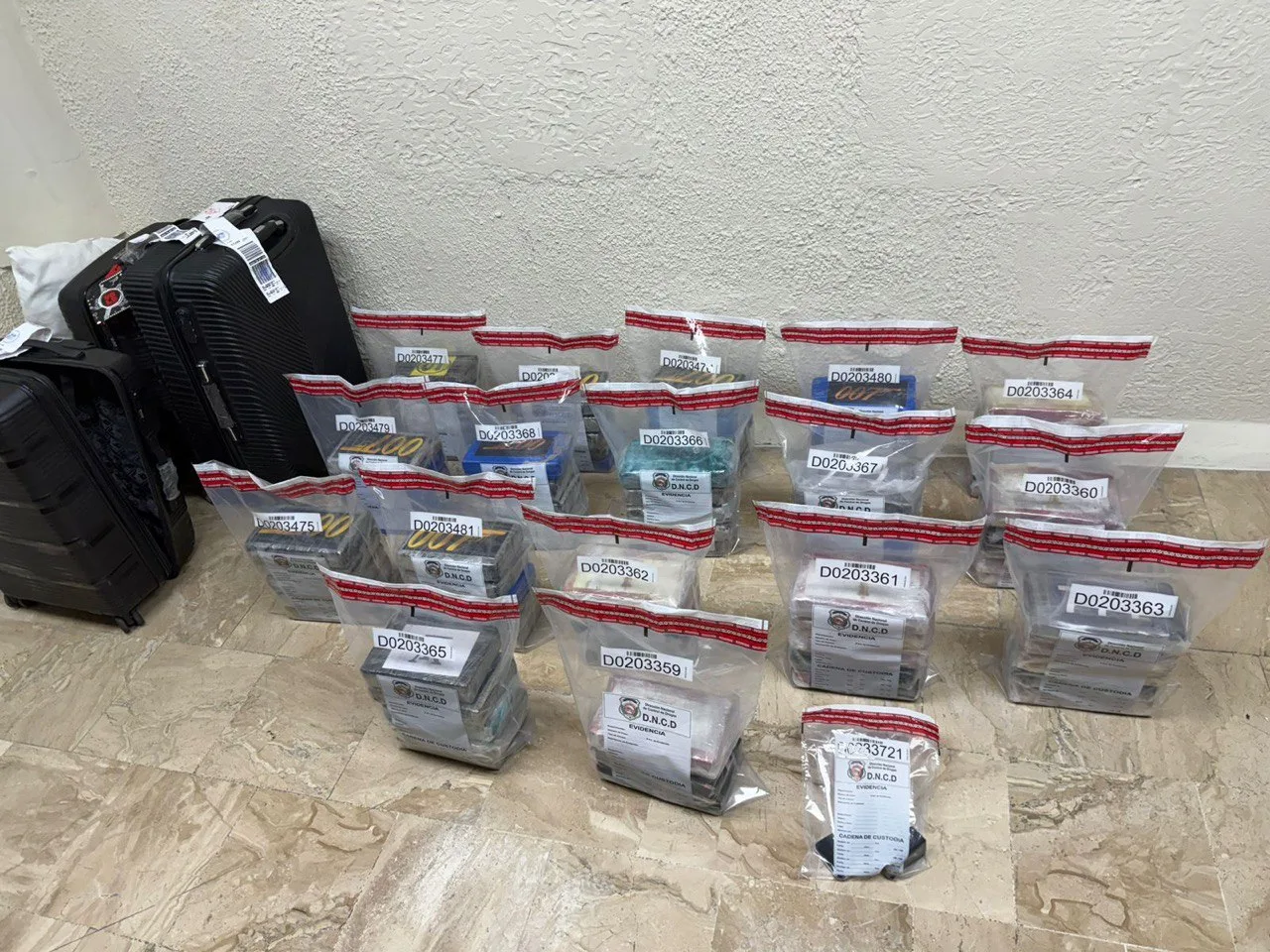 DNCD intercepta tres maletas con 83 paquetes de presunta cocaína