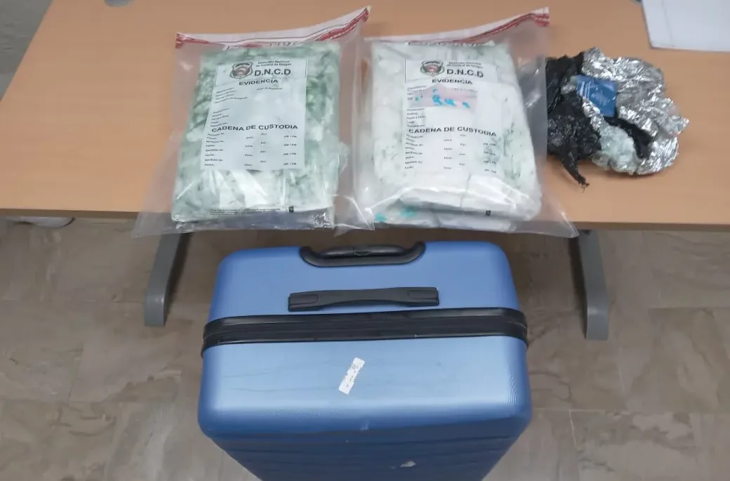 Cae extranjero en Aeropuerto Internacional de Punta Cana con cuatro paquetes de presunta cocaína