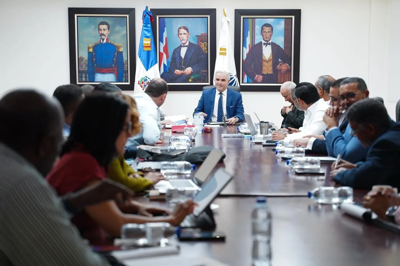 Ministro Luis Miguel De Camps encabeza primera reunión de la Comisión para la Apertura del Año Escolar 2026-2027
