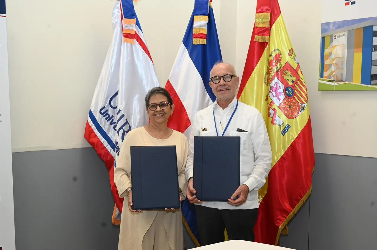 Voluntariado Banreservas y UNIROMANA firman convenio para otorgar becas a estudiantes sobresalientes