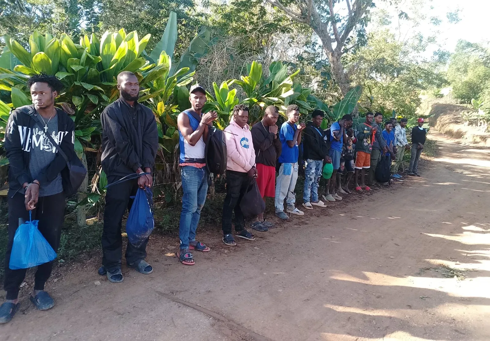 Ejército detiene a 51 extranjeros en condición migratoria irregular en Santiago Rodríguez y Dajabón