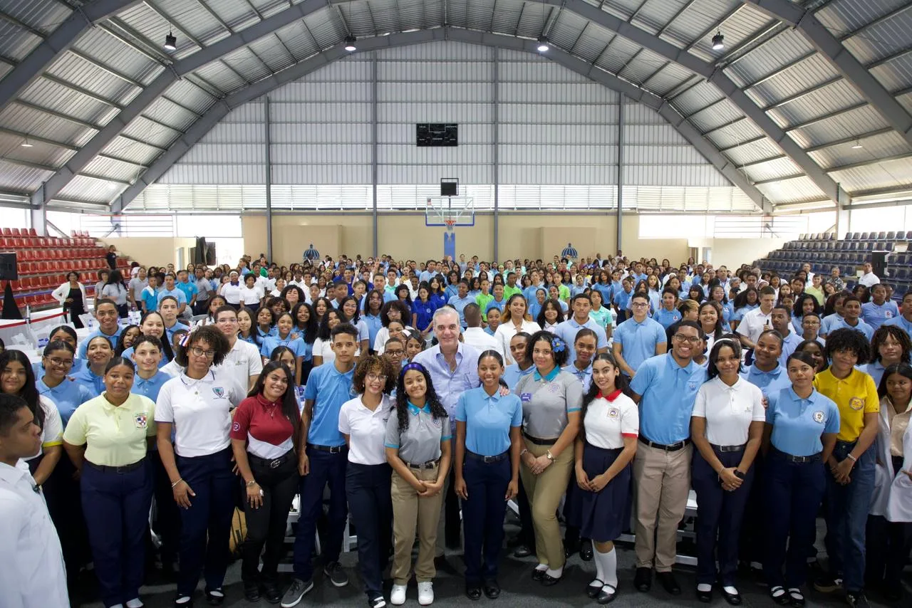 Presidente Abinader dialoga con más de 350 estudiantes y reafirma compromiso con educación y oportunidades para la juventud