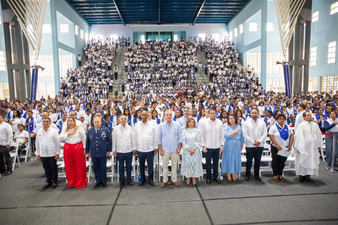Presidente Abinader encabeza graduación de más de 4,000 jóvenes del programa Oportunidad 14/24