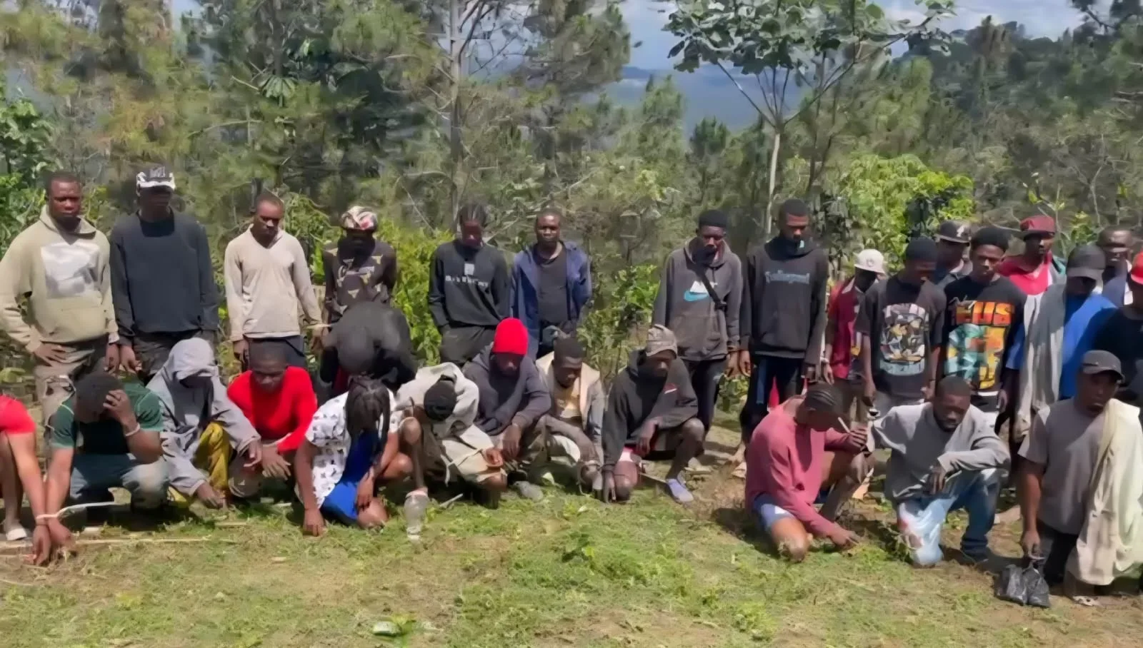 Ejército intercepta grupo de 36 haitianos indocumentados en zona montañosa de Santiago Rodríguez