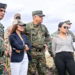 Ministro de Defensa y embajadora de Estados Unidos realizan recorrido por la zona fronteriza de Dajabón