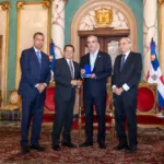 Presidente Abinader concede condecoración póstuma al periodista Orlando Martínez Howley en la Orden del Mérito Duarte, Sánchez y Mella