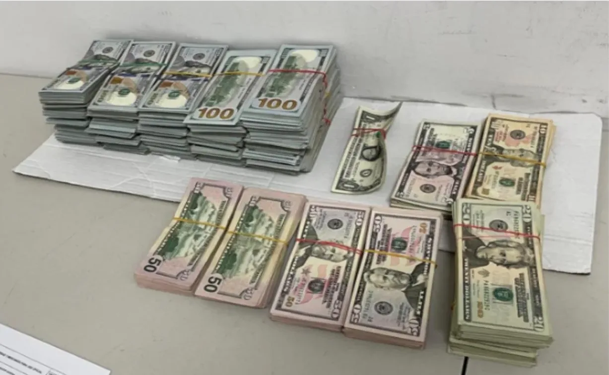 Aduanas detecta pasajero que intentó ingresar 350 mil dólares sin declarar en el Aeropuerto Internacional del Cibao mediante rayos X