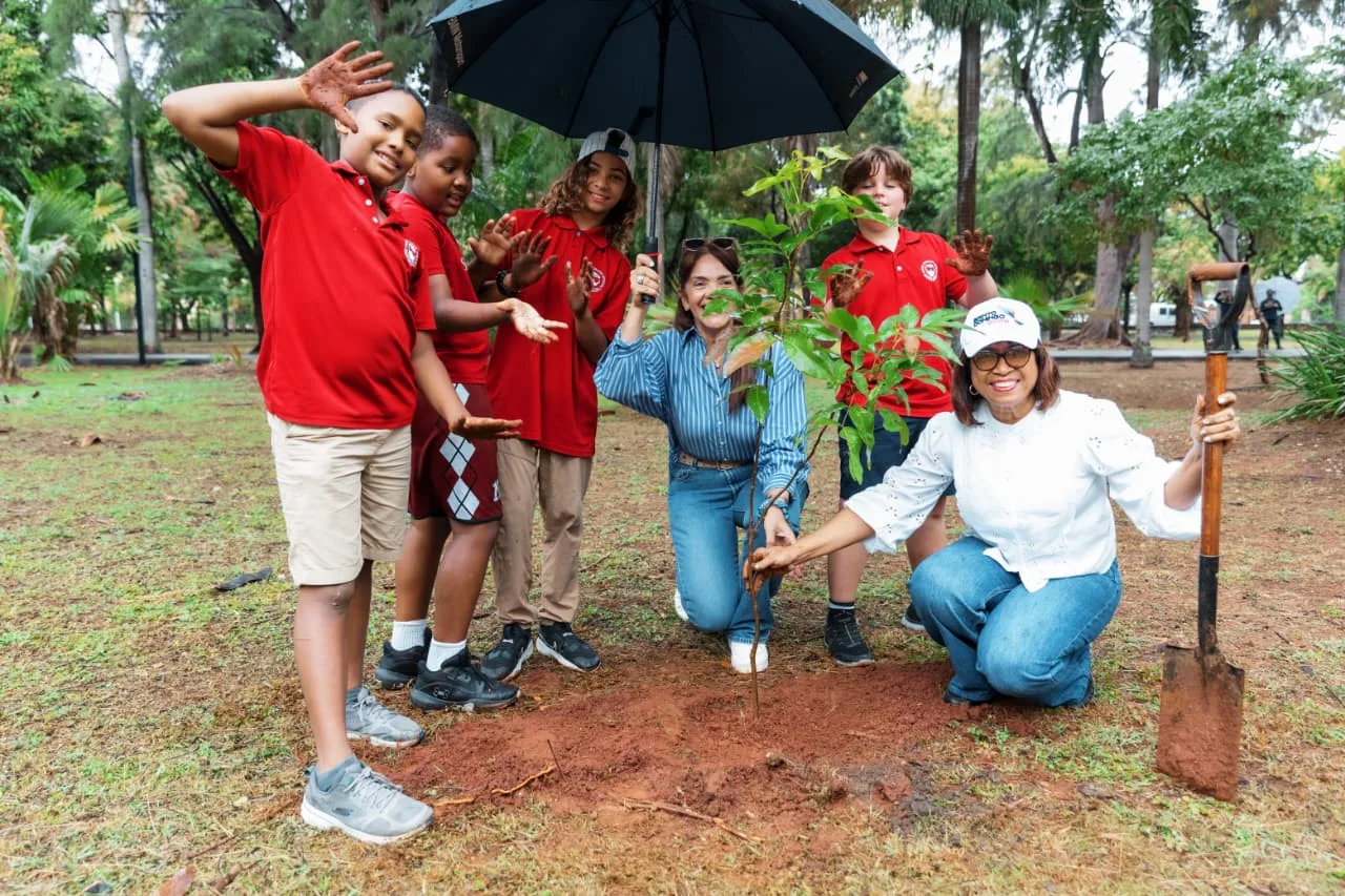 Alcaldía del DN realiza siembra de árboles y charlas en conmemoración del Día Mundial Forestal