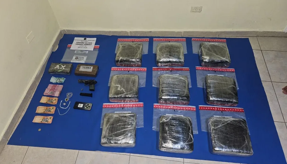 Arrestan raso con 90 libras de marihuana y dos paquetes de presunta cocaína en Barahona