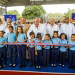 Presidente Abinader fortalece espacios deportivos escolares con inauguración de cancha techada en Centro Educativo Blanca Mascaró en Licey al Medio