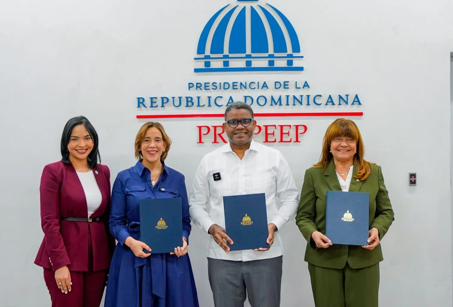 Propeep y Banco Adopem firman convenio para impulsar inclusión financiera de emprendedores informales del país