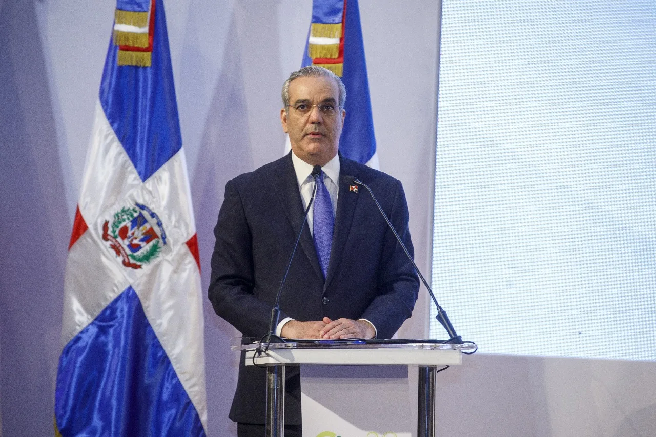 Luis Abinader convoca sectores comerciales e industriales por precios ante crisis internacional