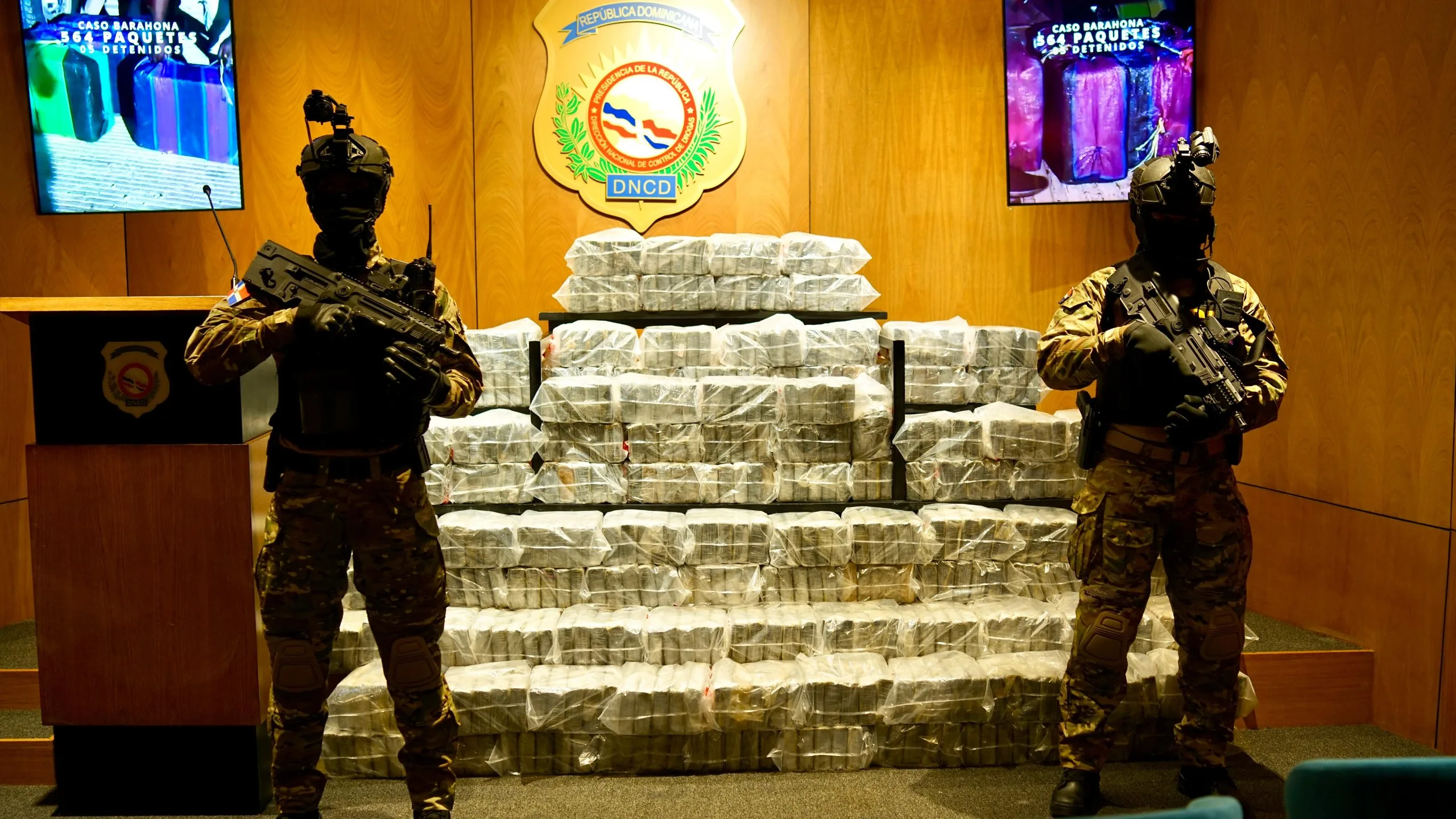 Autoridades decomisan 564 paquetes de cocaína y apresan cinco en amplio despliegue