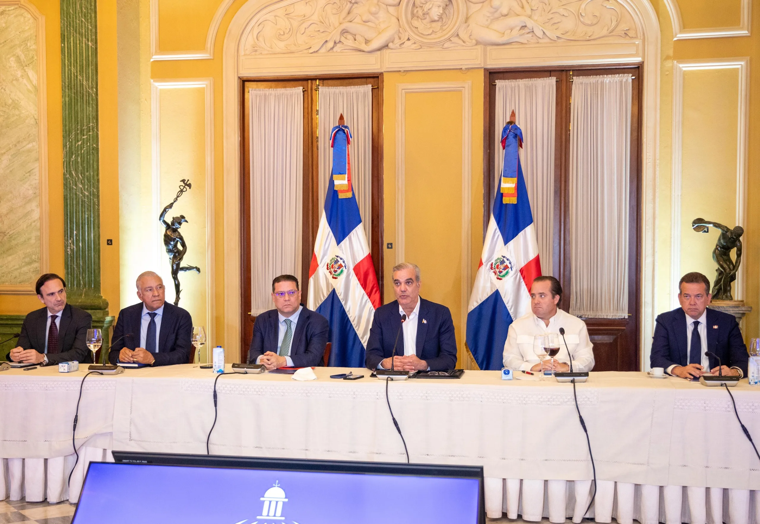 Empresarios y sector productivo nacional se comprometen con el presidente Abinader a mitigar los efectos de la crisis internacional y garantizar el abastecimiento de la canasta familiar para proteger a los sectores más vulnerables