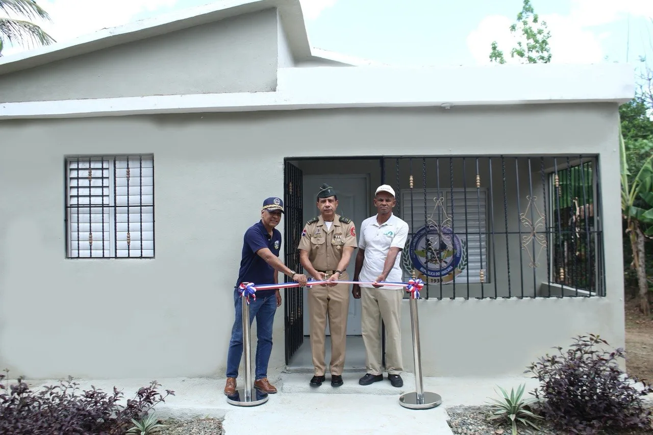 Ministro de Defensa dispone entrega de dos viviendas a retirados militares en San Isidro y Bayaguana