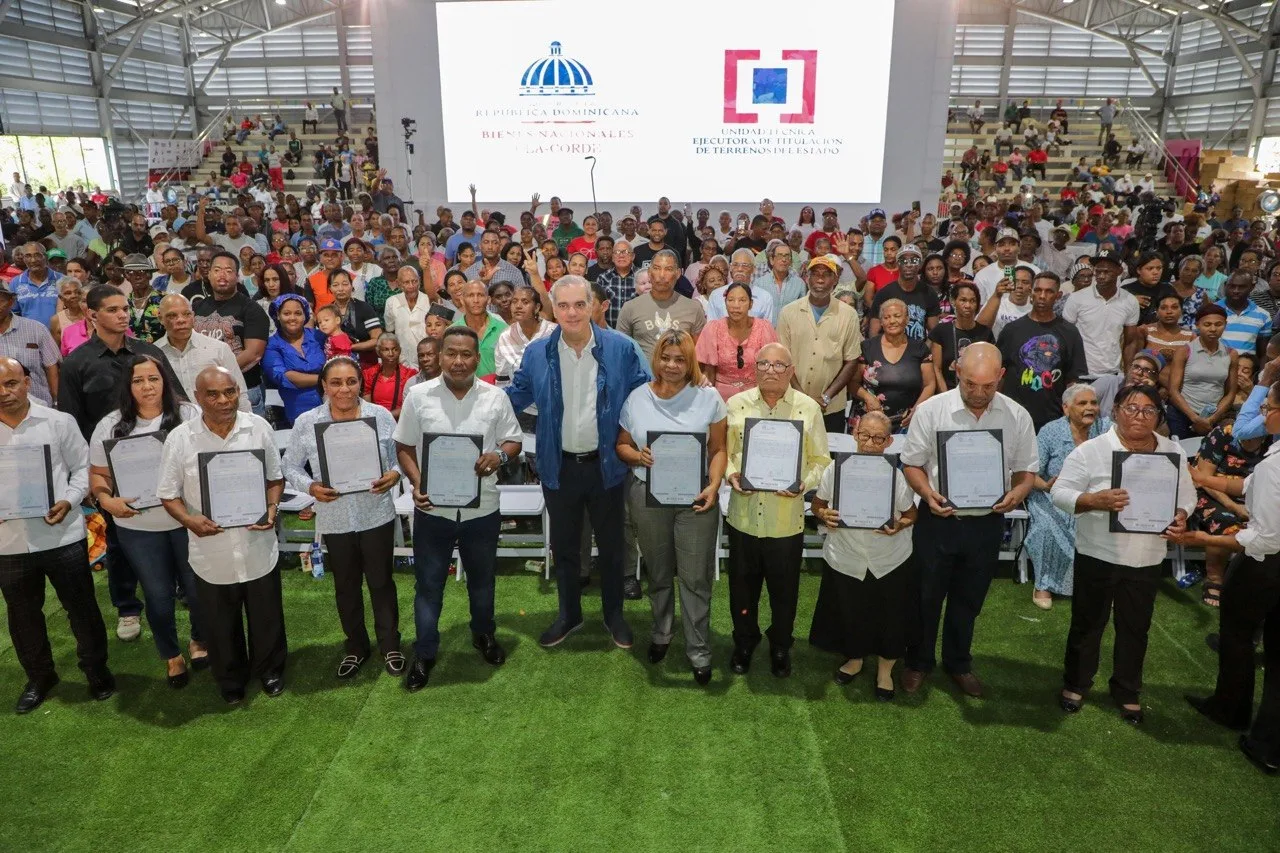 Presidente Abinader inicia la entrega de los primeros 2,000 de 8,000 títulos de propiedad de la parcela 1-B del sector Los Guandules, en Nuevo Domingo Savio