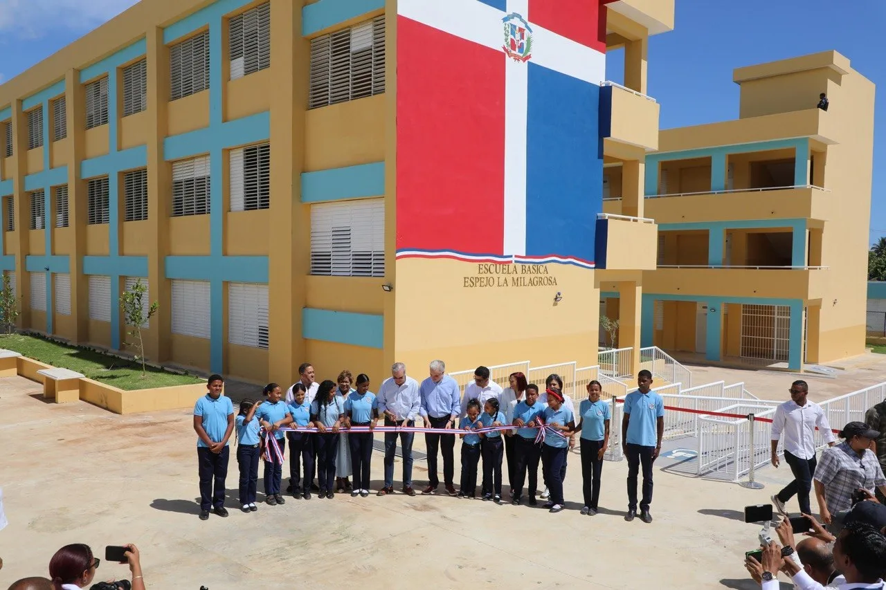 Tras 14 años de espera, presidente Abinader inaugura escuela básica en La Ureña, SDE, con capacidad para 840 niños y niñas