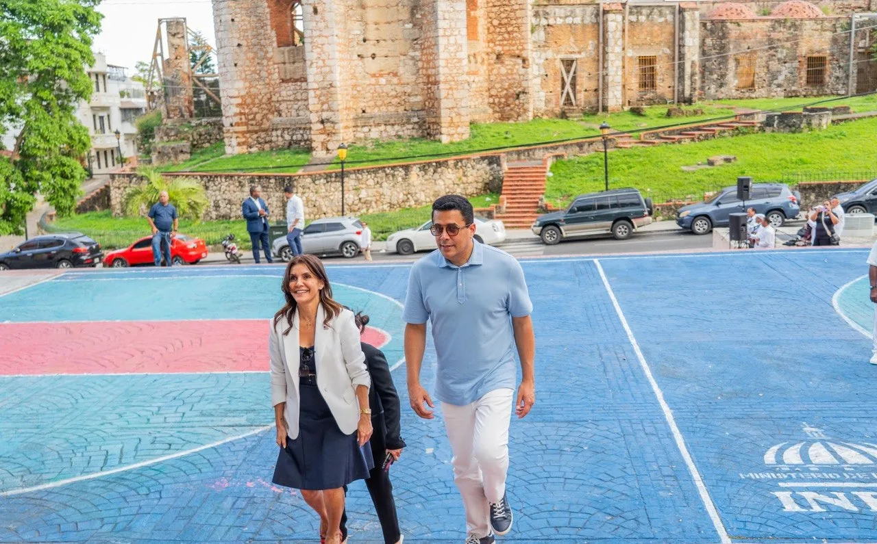 Ministro de Turismo y embajadora de USA recorren la Ciudad Colonial