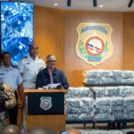 ¡Otra vez! Autoridades incautan 375 paquetes de presunta cocaína y arrestan a dos hombres