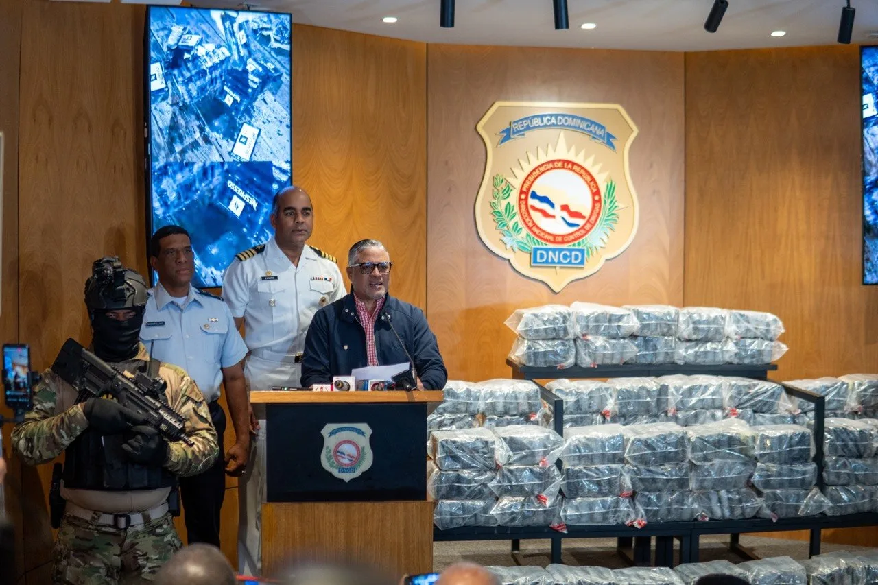 ¡Otra vez! Autoridades incautan 375 paquetes de presunta cocaína y arrestan a dos hombres