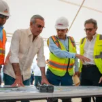 Presidente Abinader supervisa avances en la construcción de la avenida República de Colombia, ejecutada con fondos del contrato de Aerodom por casi RD$12 mil millones