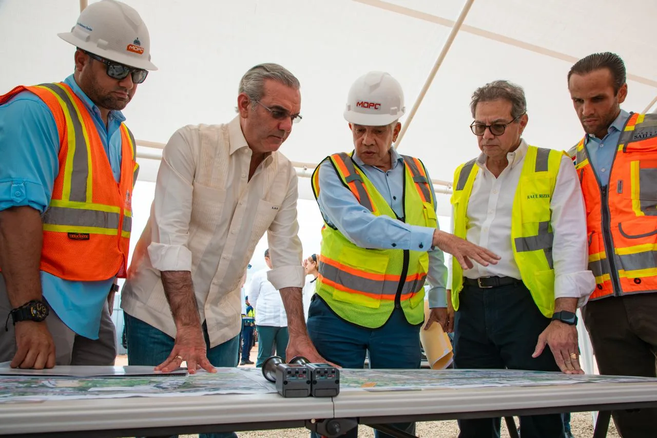 Presidente Abinader supervisa avances en la construcción de la avenida República de Colombia, ejecutada con fondos del contrato de Aerodom por casi RD$12 mil millones