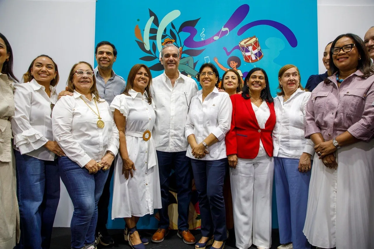 Presidente Abinader recorre Feria Regional del Libro Santiago 2026 y llama a la población a visitarla