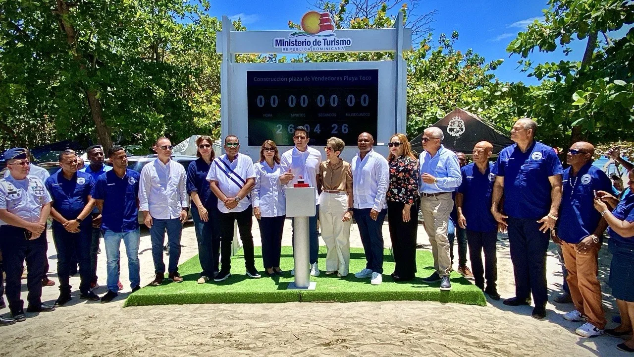 David Collado deja iniciada construcción plaza de vendedores en playa Teco de Maimón, Puerto Plata