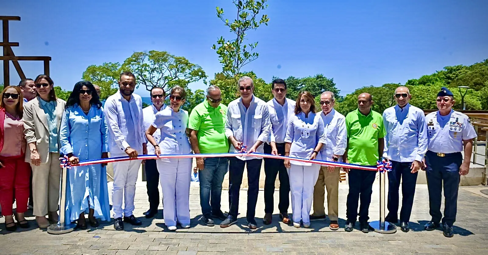Presidente Abinader y ministro Collado entregan obras de renovación playa Sosúa y su nueva plaza de vendedores