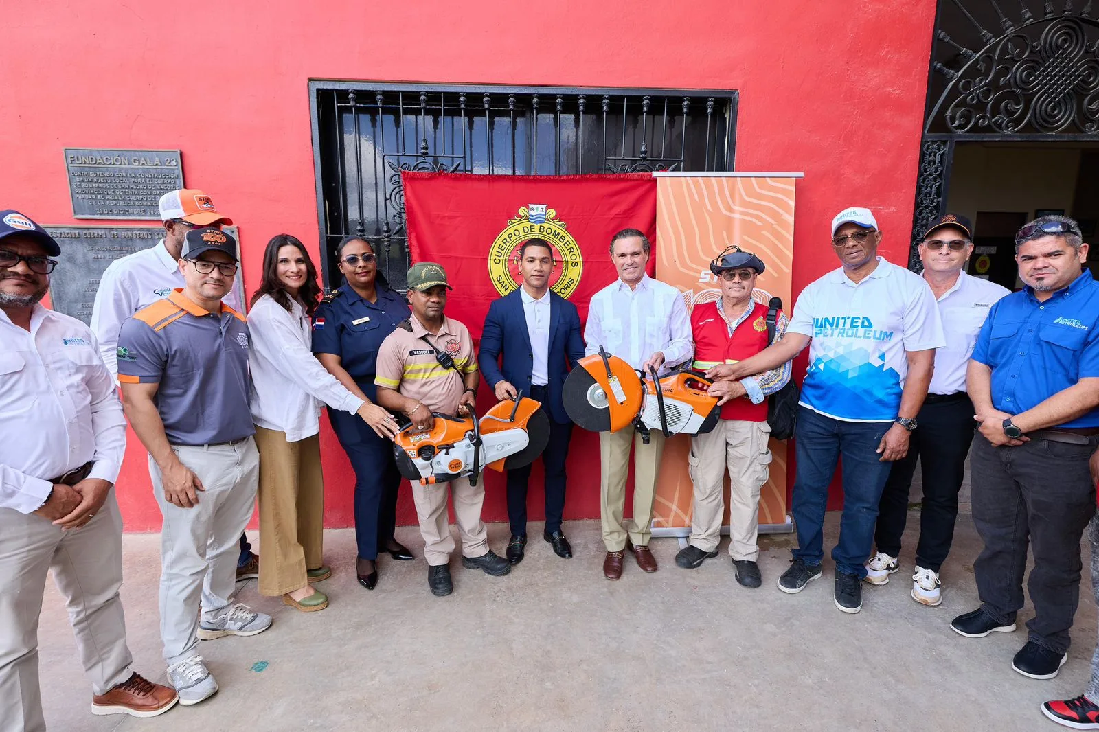 United Petroleum dona equipos de rescate a bomberos del corredor turístico del Este y supera los 132 equipos entregados a nivel nacional