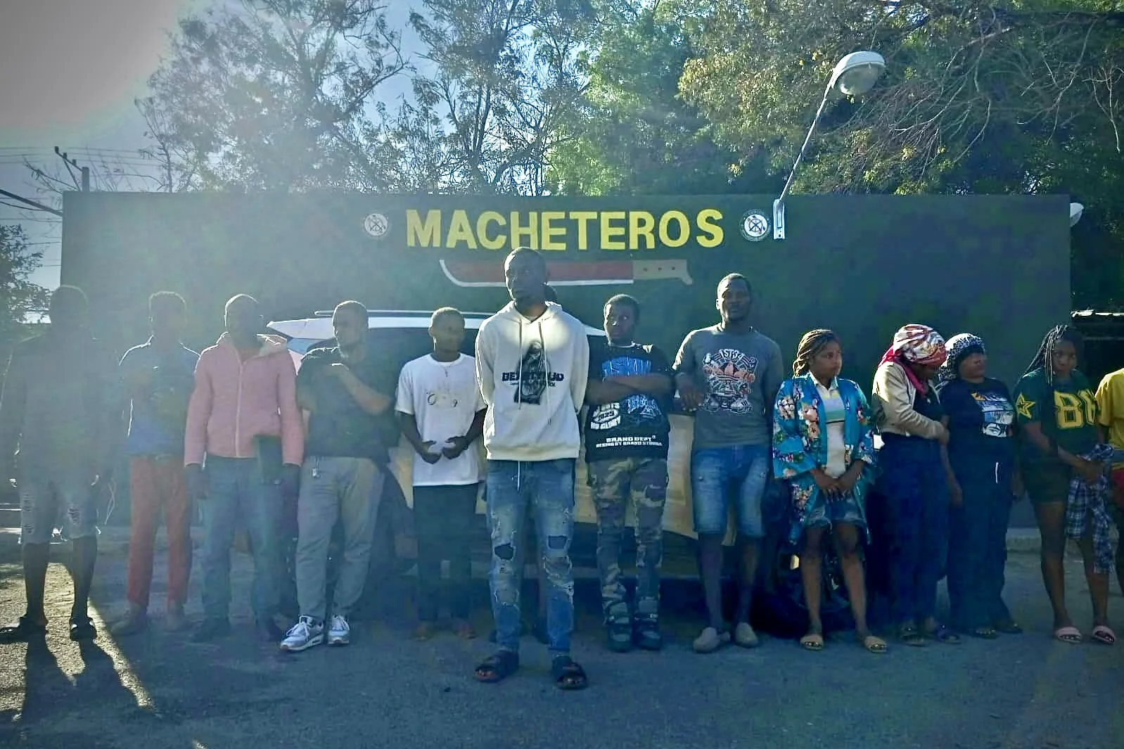 Tras persecución Ejército intercepta vehículo con 16 haitianos indocumentados y detiene conductor en Valverde
