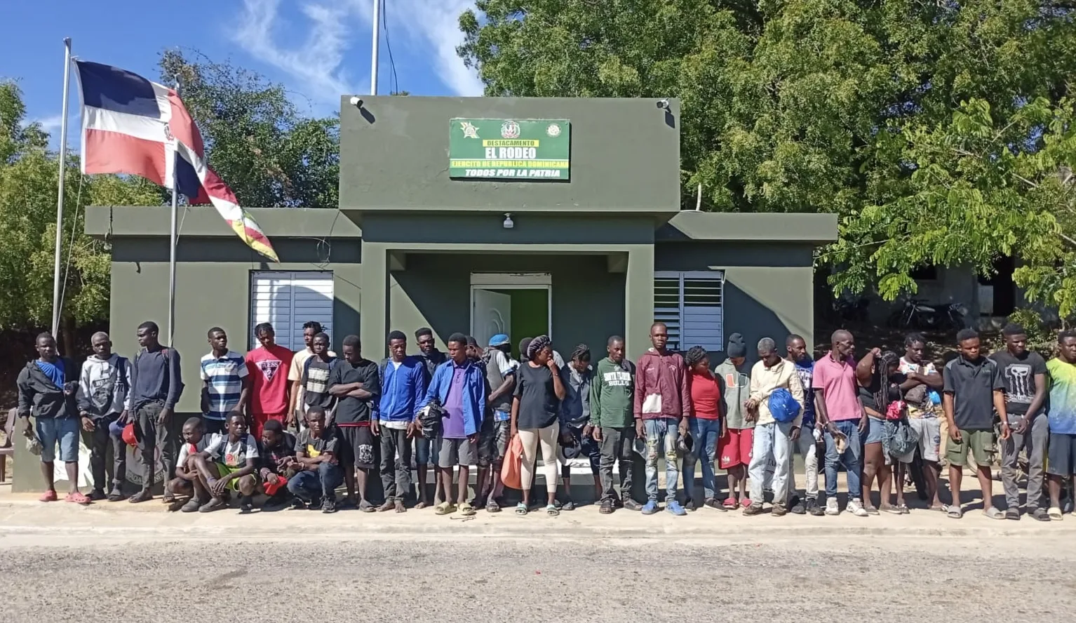 Ejército detiene a 33 haitianos en condición migratoria irregular que intentaban evadir un control militar en Dajabón