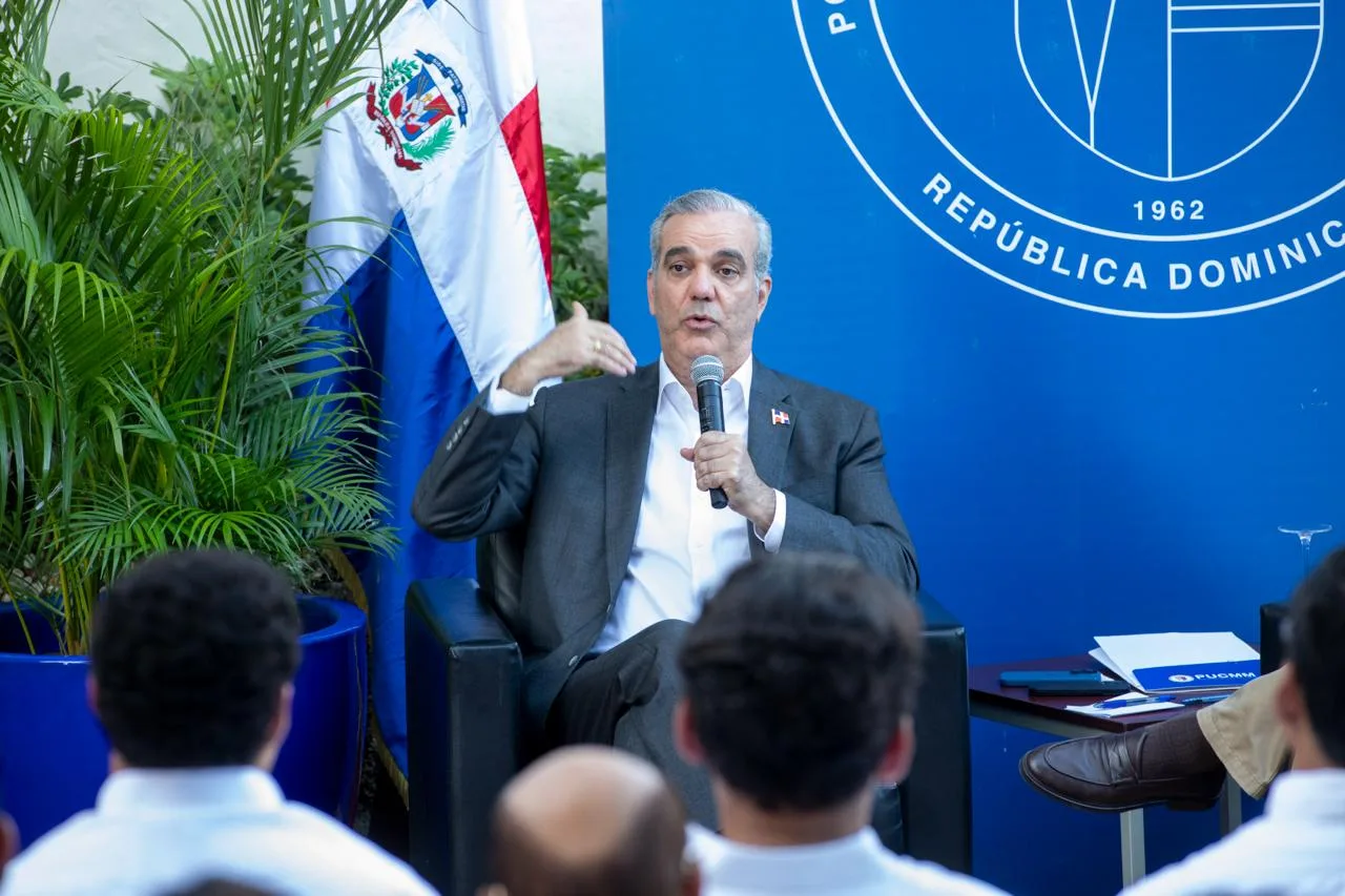 Presidente Abinader conversa con estudiantes universitarios sobre educación, liderazgo y servicio público como pilares del desarrollo
