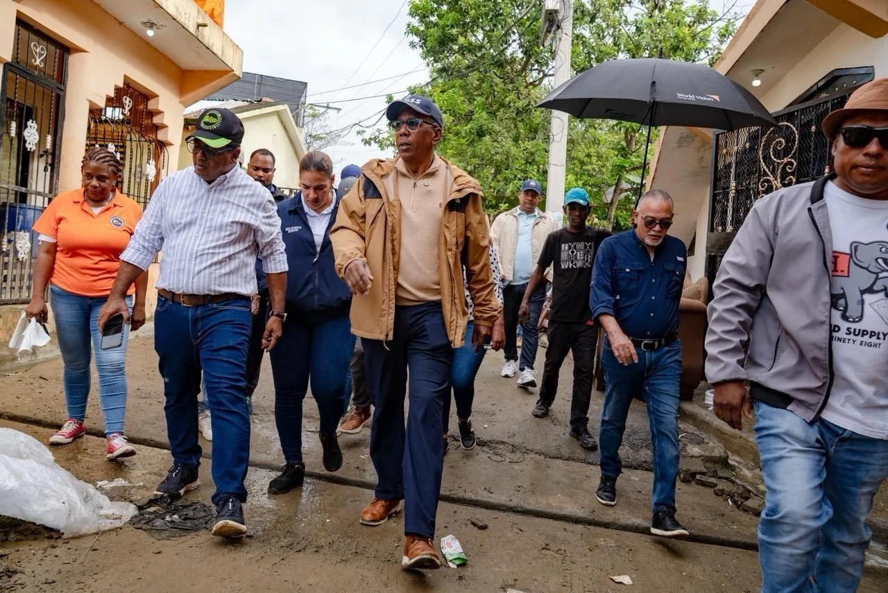 Director de DASAC encabeza recorrido por Los Alcarrizos y La Guáyiga, tras daños provocados por inundaciones