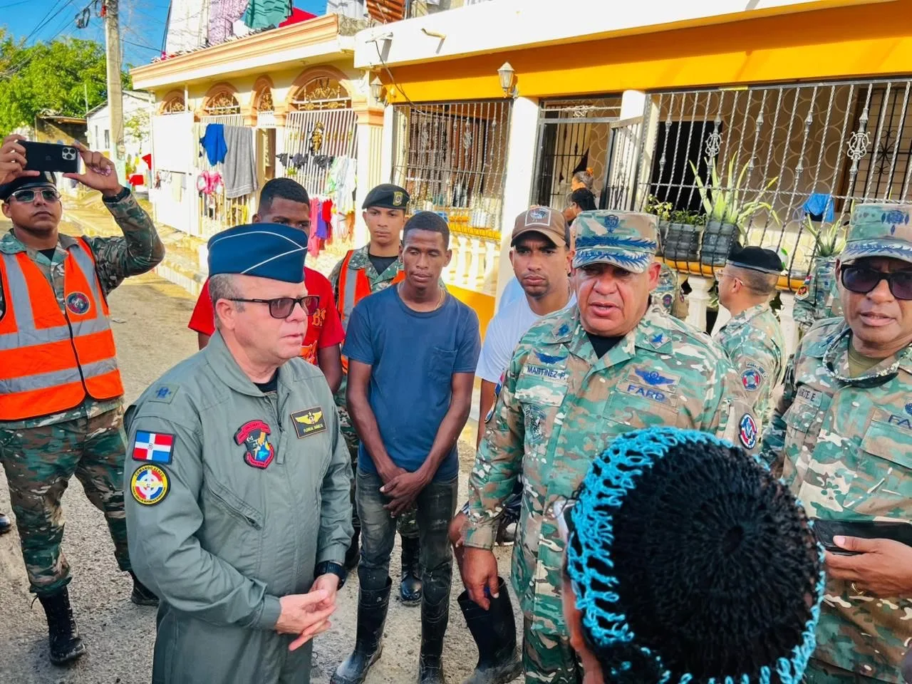 Comandante general de la FARD supervisa zonas afectadas en Puerto Plata por aire y tierra