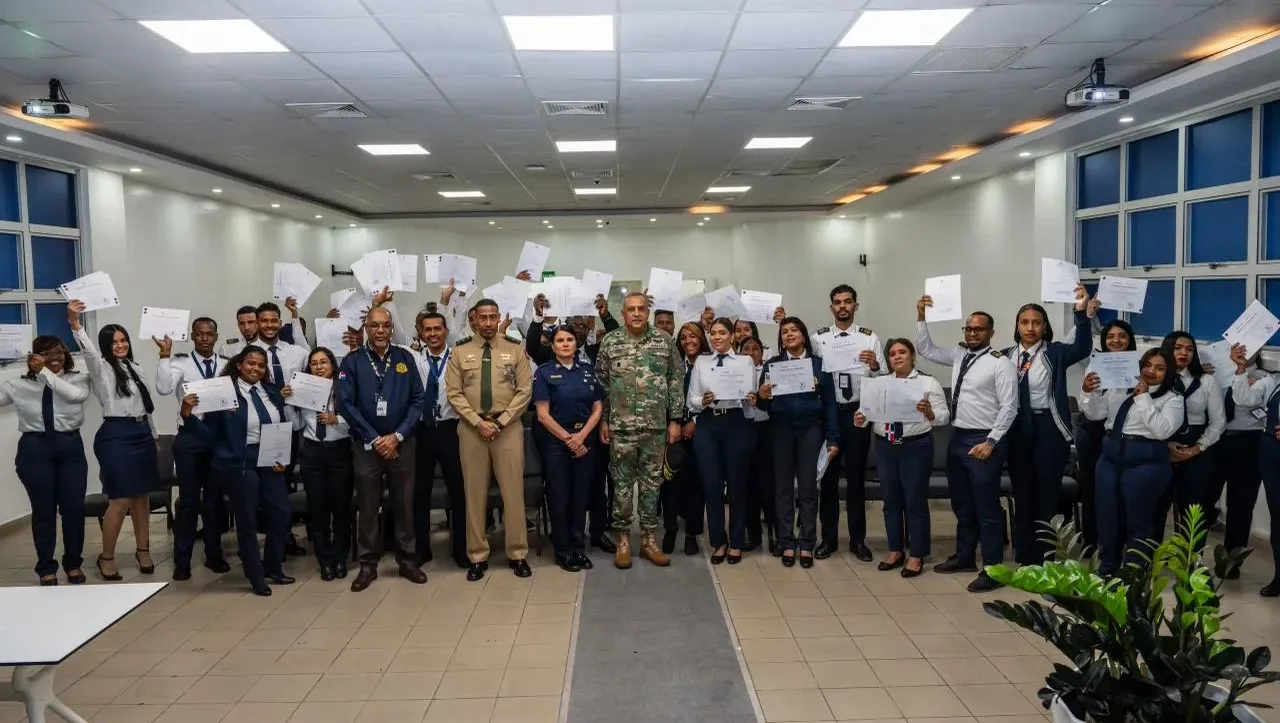 Lee Ballester certifica a 37 nuevos inspectores migratorios tras agotar proceso de pasantías en puertos, aeropuertos y puestos fronterizos